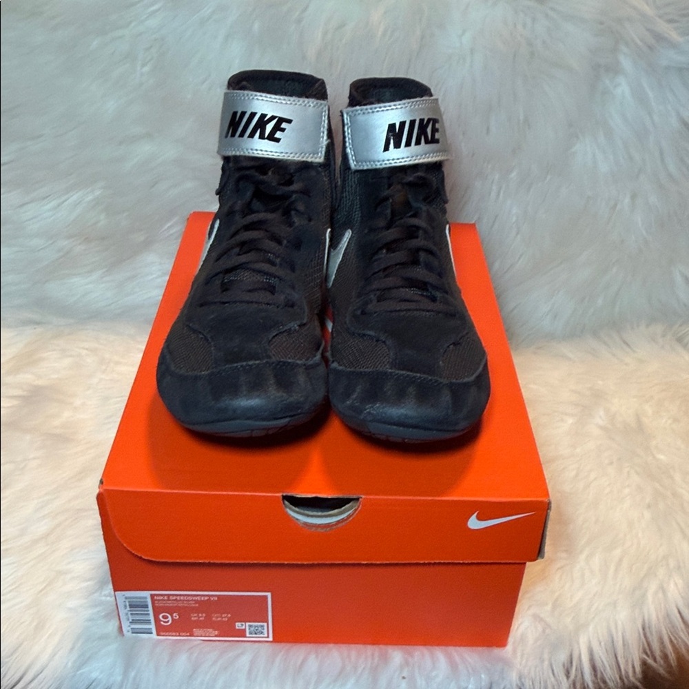 Nike Black and Silver High-Top Men's wrestling shoes- speedweep VII size 9.5